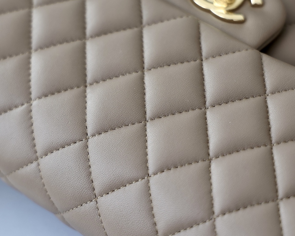 Chanel 𝘾𝙡𝙖𝙨𝙨𝙞𝙘 𝙁𝙡𝙖𝙥 bag 22B 1112 MM 25cm Mirror Boutique