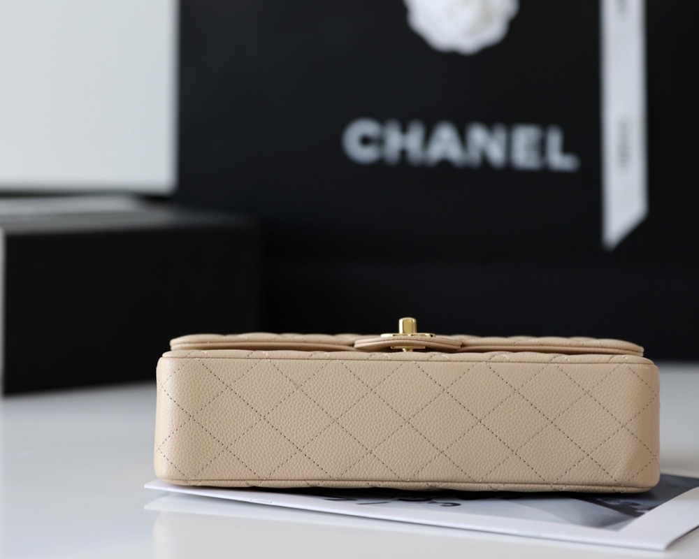 Chanel 𝘾𝙡𝙖𝙨𝙨𝙞𝙘 𝙁𝙡𝙖𝙥 bag 22B 1112 MM 25cm Mirror Boutique