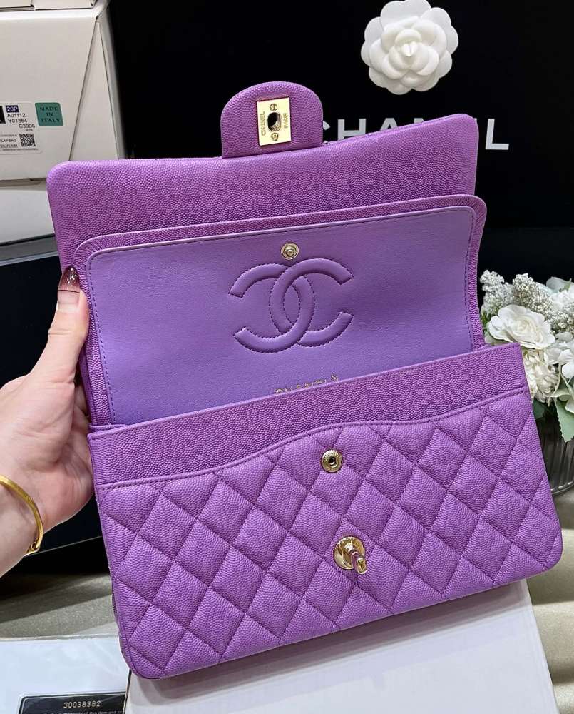 Chanel 𝘾𝙡𝙖𝙨𝙨𝙞𝙘 𝙁𝙡𝙖𝙥 bag 22B 1112 MM 25cm Mirror Boutique