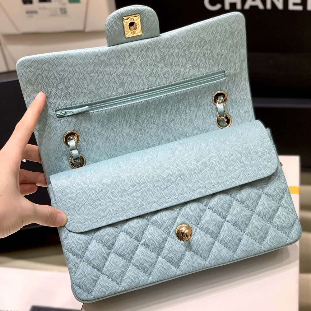 Chanel 𝘾𝙡𝙖𝙨𝙨𝙞𝙘 𝙁𝙡𝙖𝙥 bag 22B 1112 MM 25cm Mirror Boutique