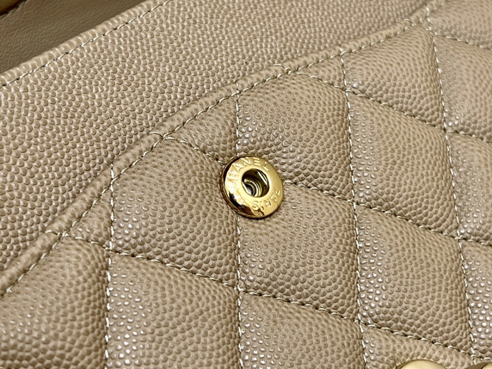 Chanel 𝘾𝙡𝙖𝙨𝙨𝙞𝙘 𝙁𝙡𝙖𝙥 bag 22B 1112 MM 25cm Mirror Boutique