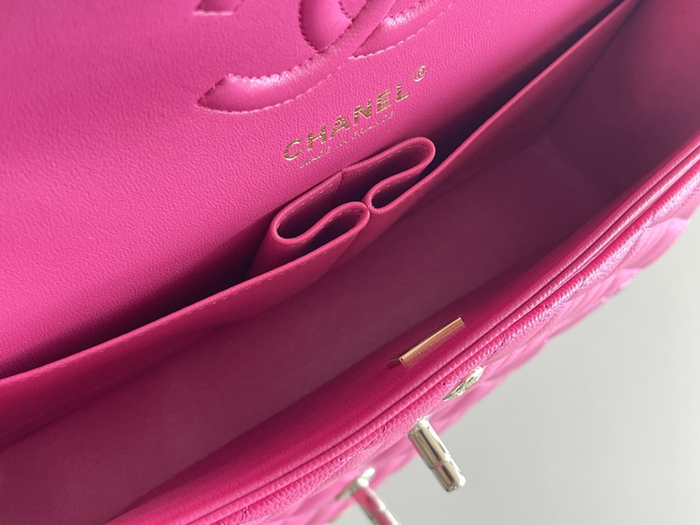 Chanel 𝘾𝙡𝙖𝙨𝙨𝙞𝙘 𝙁𝙡𝙖𝙥 bag 22B 1112 MM 25cm Mirror Boutique