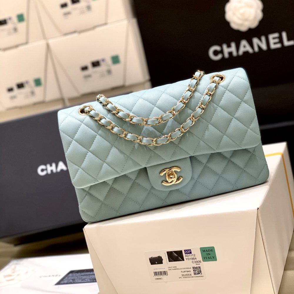 Chanel 𝘾𝙡𝙖𝙨𝙨𝙞𝙘 𝙁𝙡𝙖𝙥 bag 22B 1112 MM 25cm Mirror Boutique