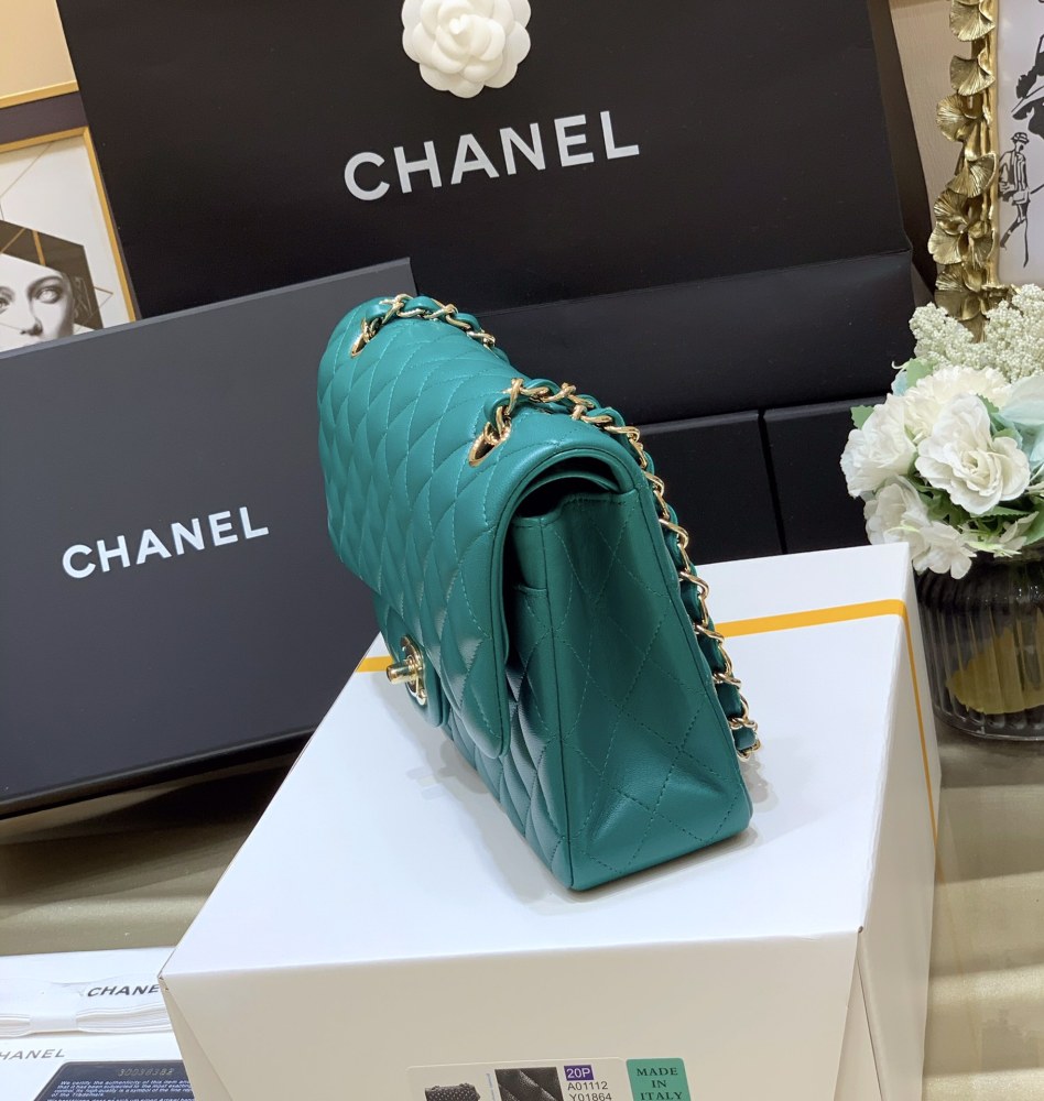 Chanel 𝘾𝙡𝙖𝙨𝙨𝙞𝙘 𝙁𝙡𝙖𝙥 bag 22B 1112 MM 25cm Mirror Boutique