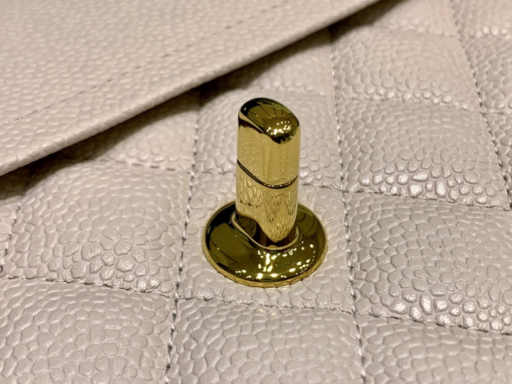 Chanel 𝘾𝙡𝙖𝙨𝙨𝙞𝙘 𝙁𝙡𝙖𝙥 bag 22B 1112 MM 25cm Mirror Boutique