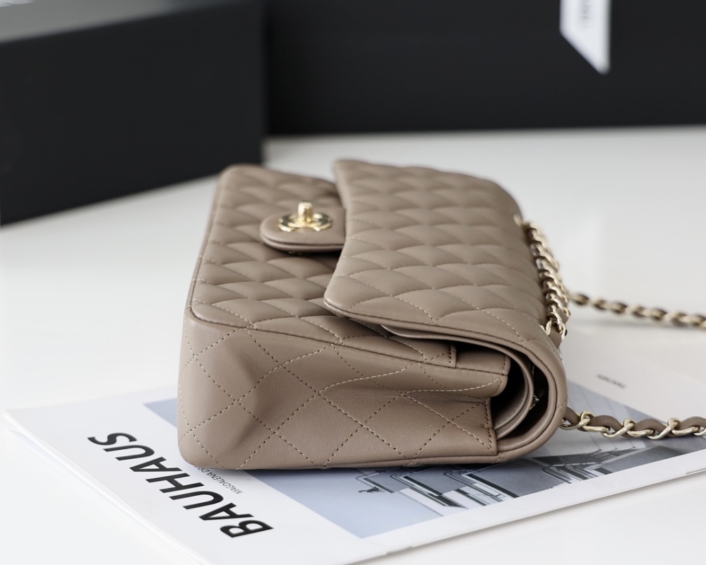 Chanel 𝘾𝙡𝙖𝙨𝙨𝙞𝙘 𝙁𝙡𝙖𝙥 bag 22B 1112 MM 25cm Mirror Boutique