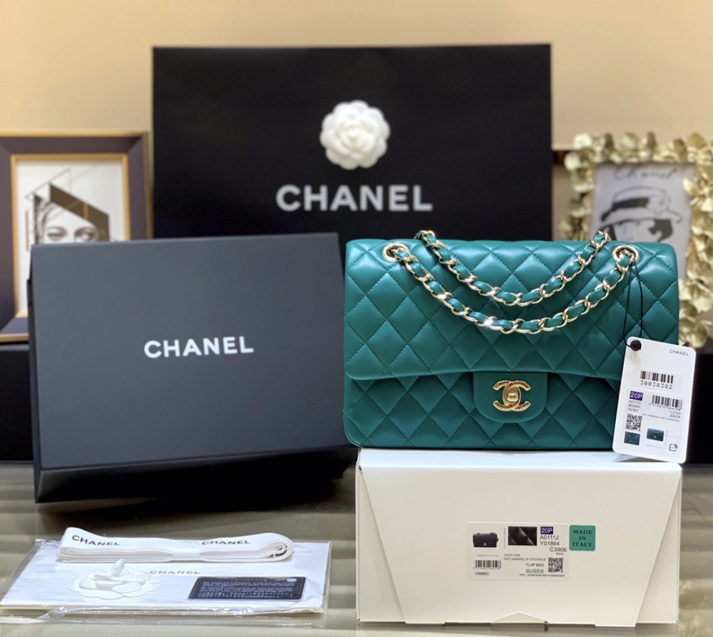 Chanel 𝘾𝙡𝙖𝙨𝙨𝙞𝙘 𝙁𝙡𝙖𝙥 bag 22B 1112 MM 25cm Mirror Boutique