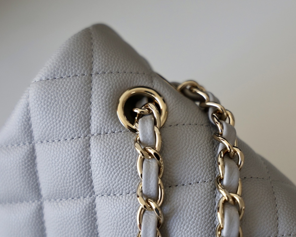 Chanel 𝘾𝙡𝙖𝙨𝙨𝙞𝙘 𝙁𝙡𝙖𝙥 bag 22B 1112 MM 25cm Mirror Boutique