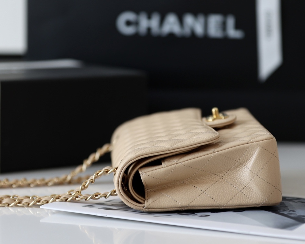Chanel 𝘾𝙡𝙖𝙨𝙨𝙞𝙘 𝙁𝙡𝙖𝙥 bag 22B 1112 MM 25cm Mirror Boutique