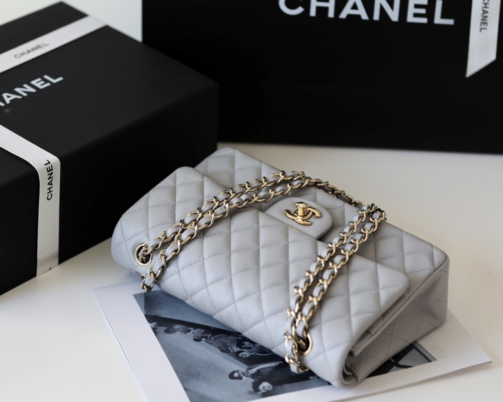 Chanel 𝘾𝙡𝙖𝙨𝙨𝙞𝙘 𝙁𝙡𝙖𝙥 bag 22B 1112 MM 25cm Mirror Boutique