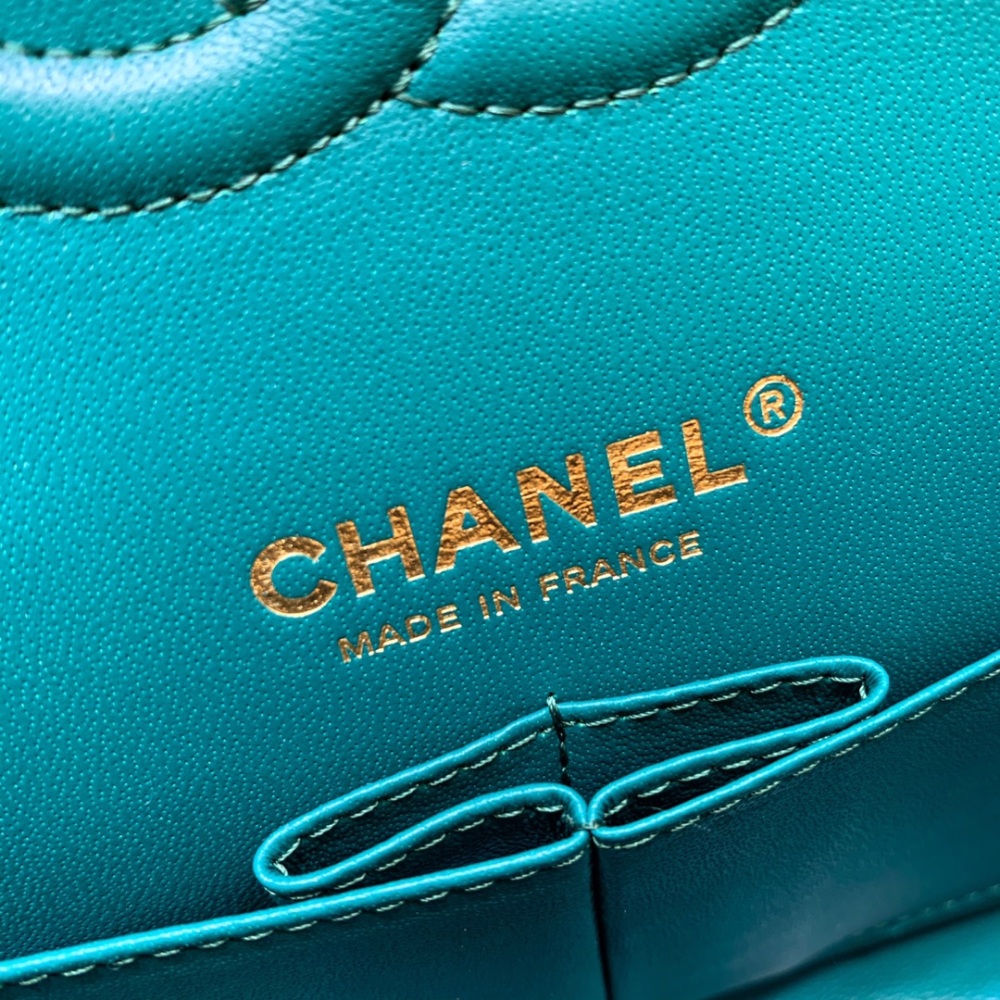 Chanel 𝘾𝙡𝙖𝙨𝙨𝙞𝙘 𝙁𝙡𝙖𝙥 bag 22B 1112 MM 25cm Mirror Boutique