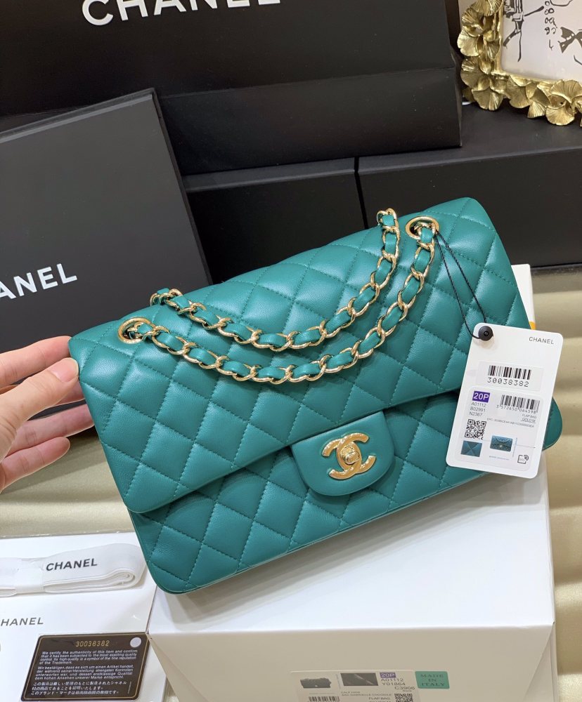 Chanel 𝘾𝙡𝙖𝙨𝙨𝙞𝙘 𝙁𝙡𝙖𝙥 bag 22B 1112 MM 25cm Mirror Boutique