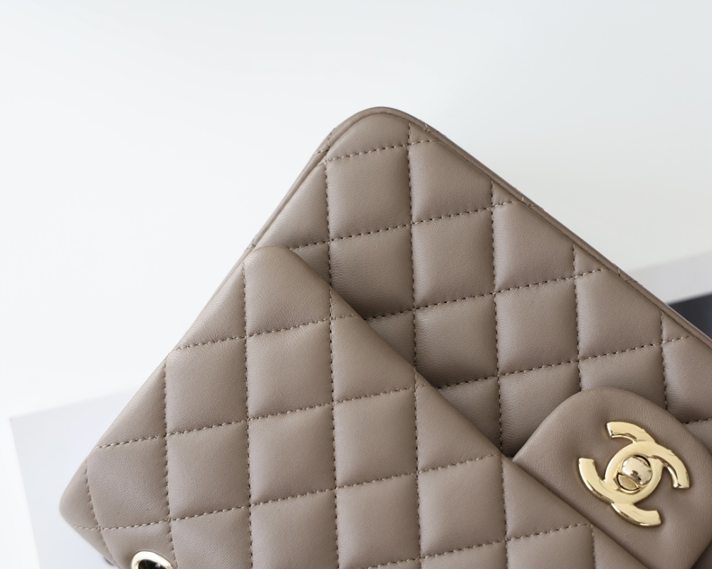 Chanel 𝘾𝙡𝙖𝙨𝙨𝙞𝙘 𝙁𝙡𝙖𝙥 bag 22B 1112 MM 25cm Mirror Boutique