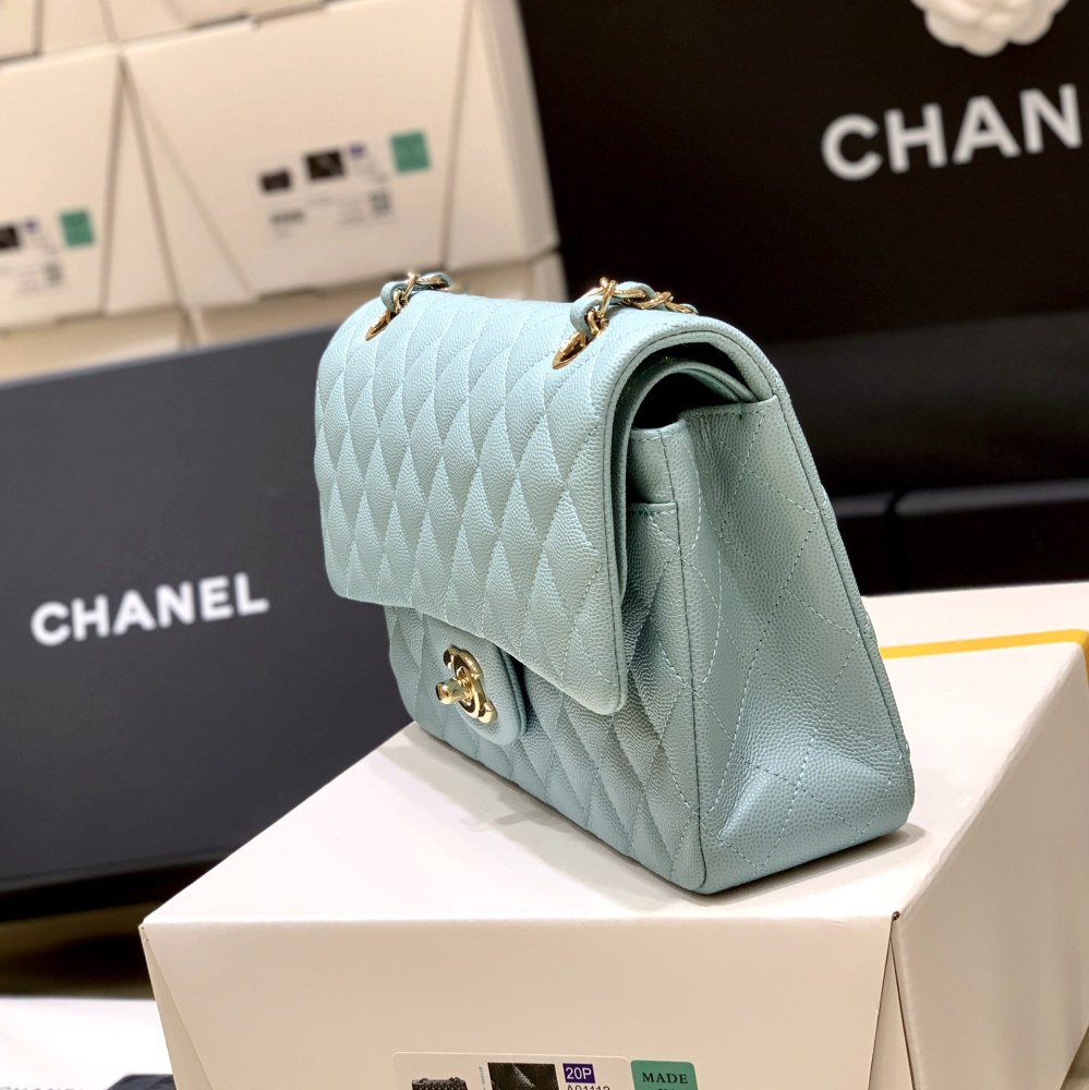 Chanel 𝘾𝙡𝙖𝙨𝙨𝙞𝙘 𝙁𝙡𝙖𝙥 bag 22B 1112 MM 25cm Mirror Boutique