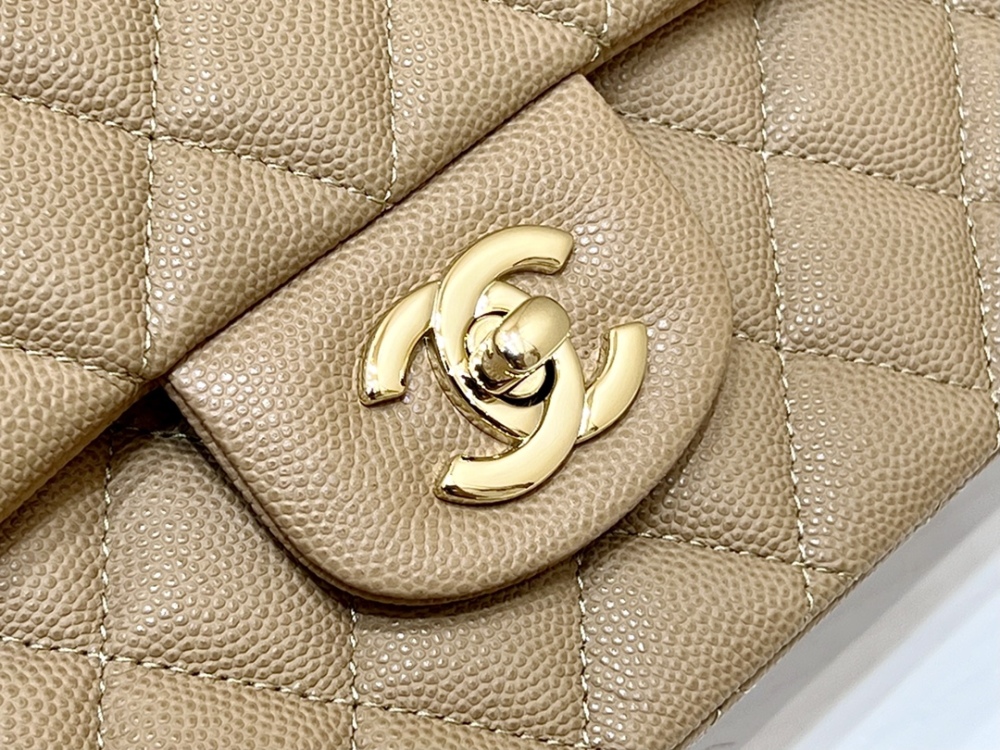 Chanel 𝘾𝙡𝙖𝙨𝙨𝙞𝙘 𝙁𝙡𝙖𝙥 bag 22B 1112 MM 25cm Mirror Boutique