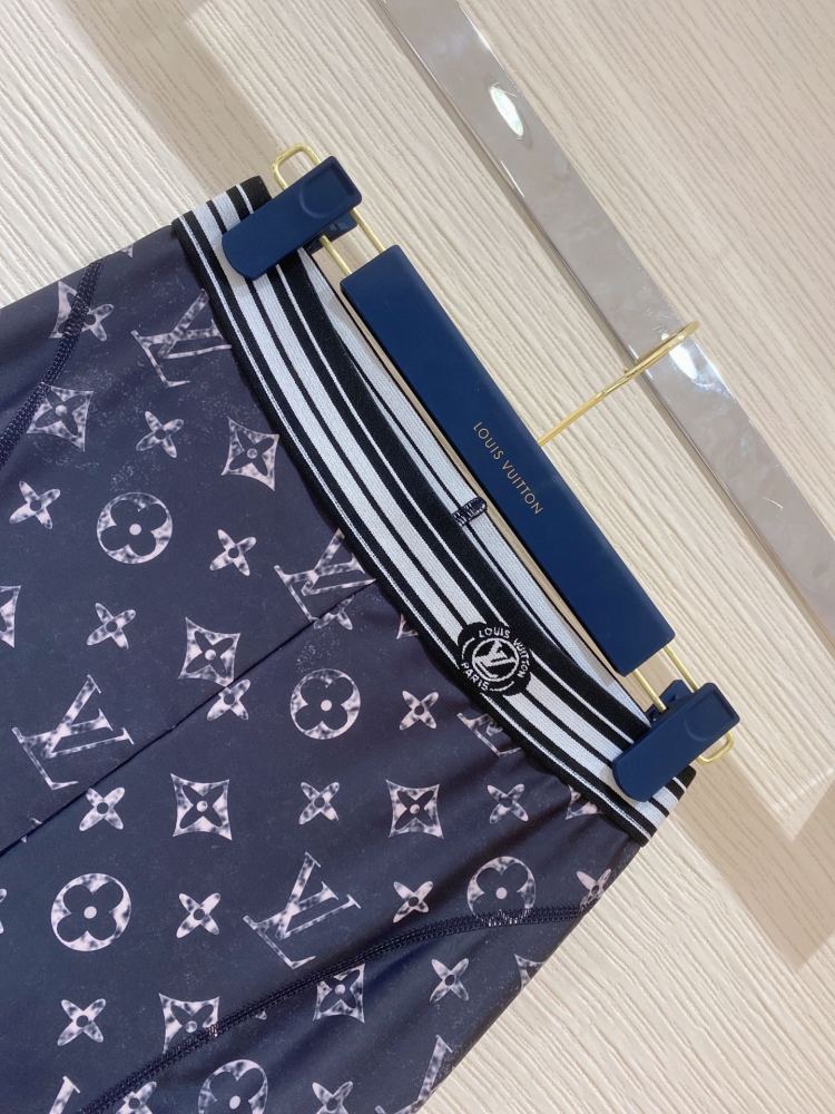 Louis Vuitton lady Yoga clothes