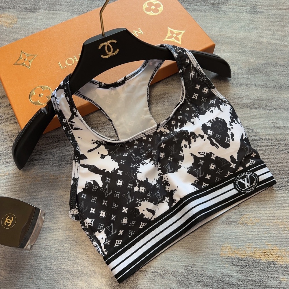 Louis Vuitton lady Yoga clothes