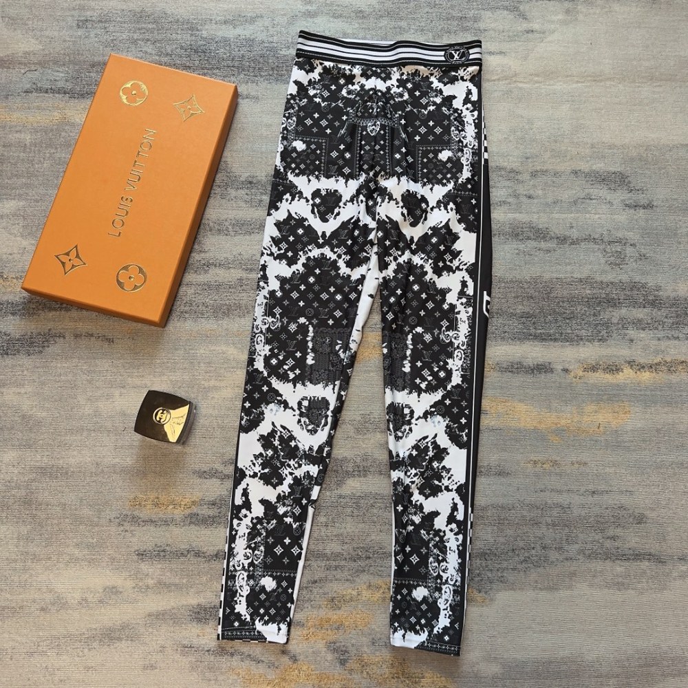 Louis Vuitton lady Yoga clothes