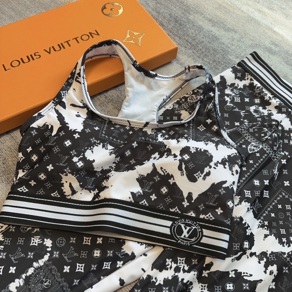 Louis Vuitton lady Yoga clothes