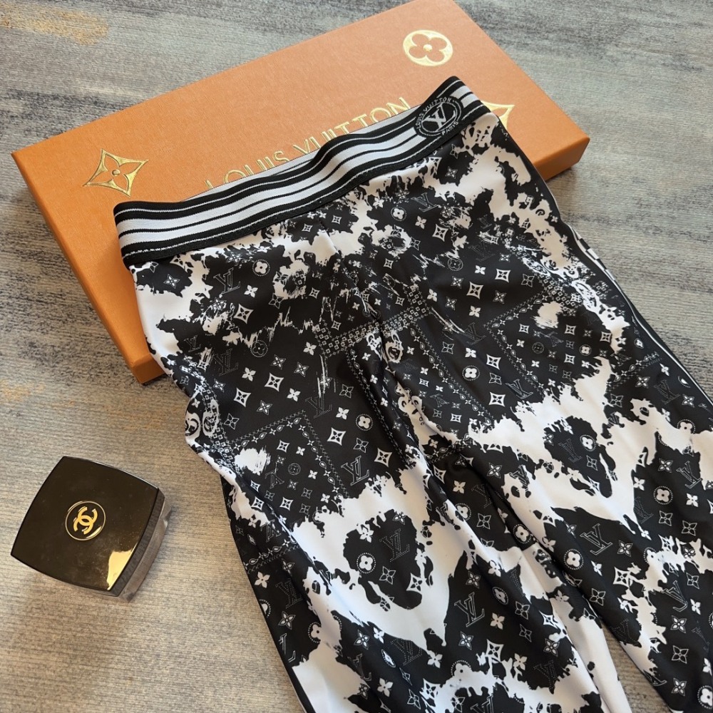 Louis Vuitton lady Yoga clothes