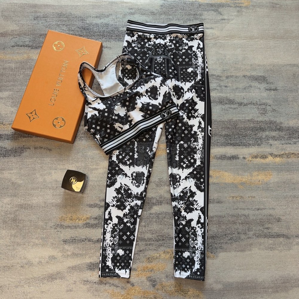 Louis Vuitton lady Yoga clothes