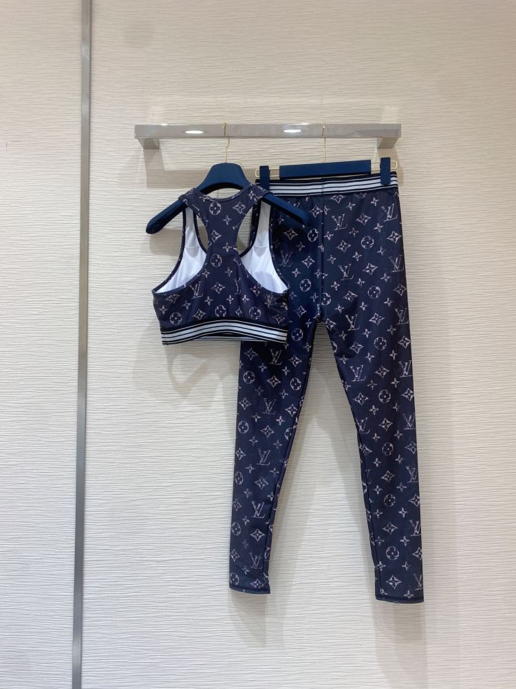 Louis Vuitton lady Yoga clothes