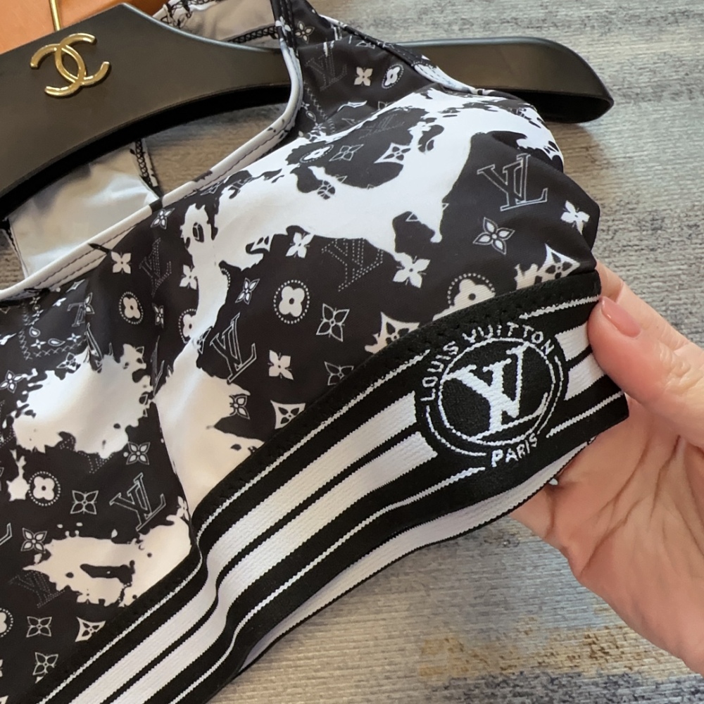 Louis Vuitton lady Yoga clothes