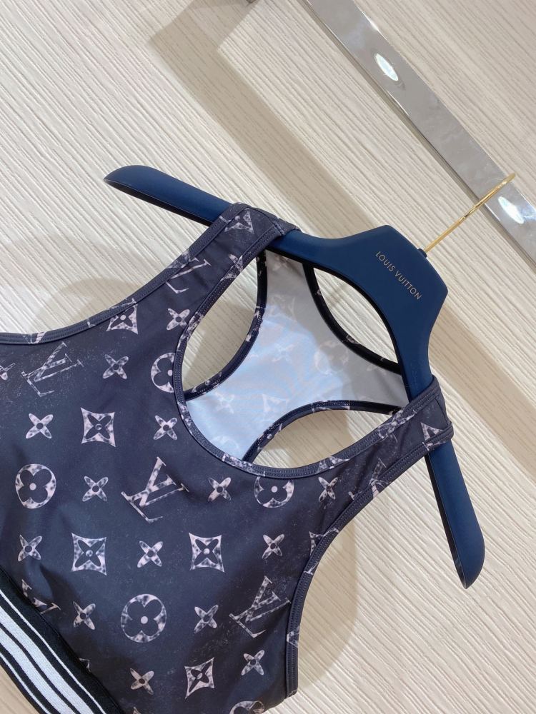 Louis Vuitton lady Yoga clothes