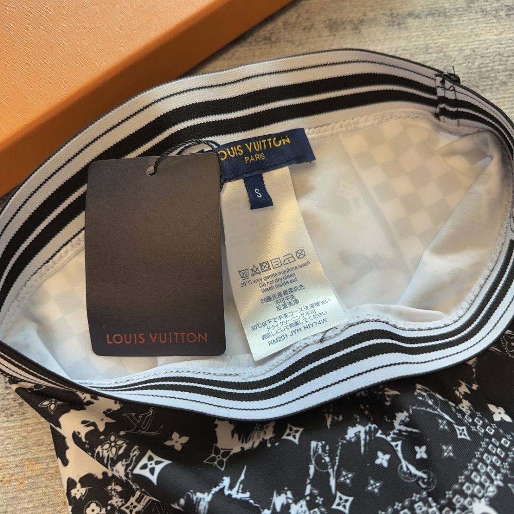 Louis Vuitton lady Yoga clothes