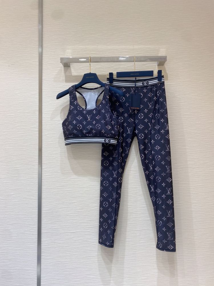 Louis Vuitton lady Yoga clothes