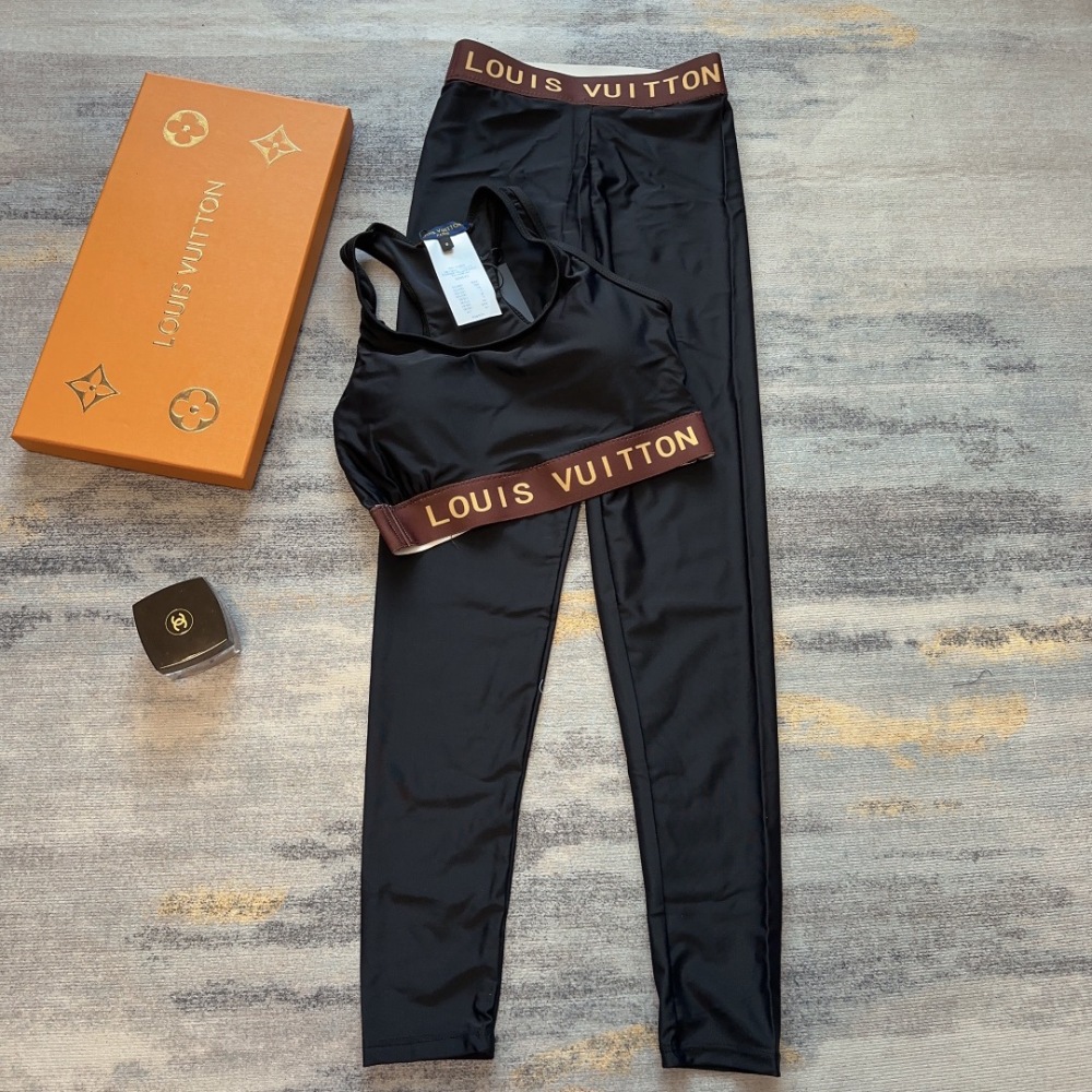 Louis Vuitton lady Yoga clothes