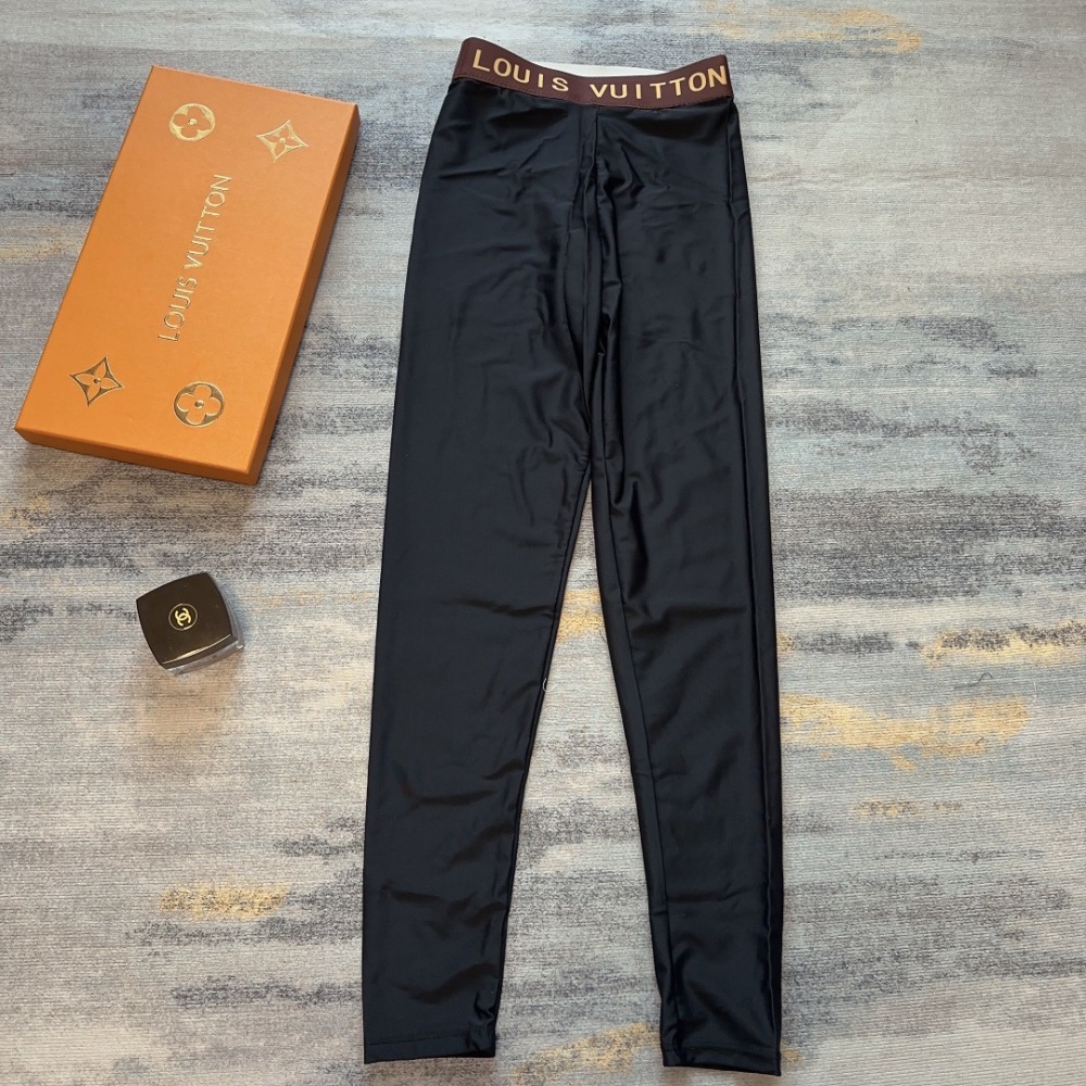 Louis Vuitton lady Yoga clothes