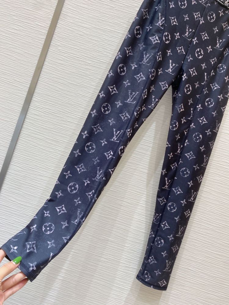 Louis Vuitton lady Yoga clothes