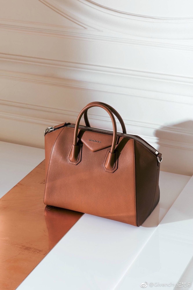 Givenchy 🇫🇷 Antignoa tote GM 0925 Mirror Boutique