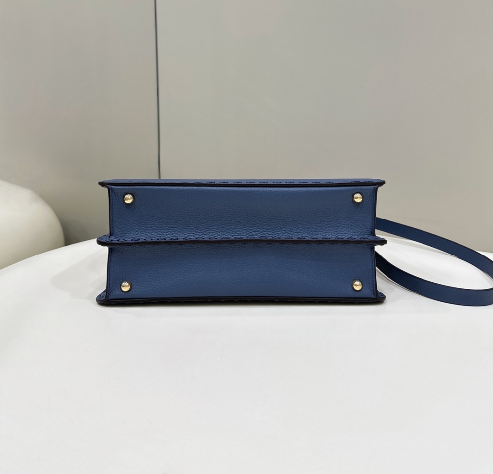 Fendi 𝐏𝐄𝐄𝐊𝐀𝐁𝐎𝐎  𝐈 𝐒𝐄𝐄 𝐔 External suture PM 27cm 80013B Mirror Boutique