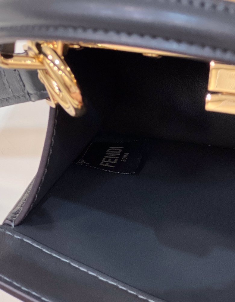 Fendi 𝐏𝐄𝐄𝐊𝐀𝐁𝐎𝐎 I see you petite 20cm 80062 Mirror Boutique