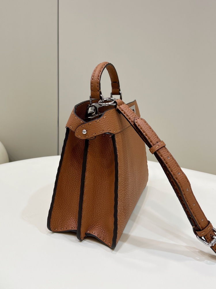 Fendi 𝐏𝐄𝐄𝐊𝐀𝐁𝐎𝐎  𝐈 𝐒𝐄𝐄 𝐔 External suture PM 27cm 80013B Mirror Boutique