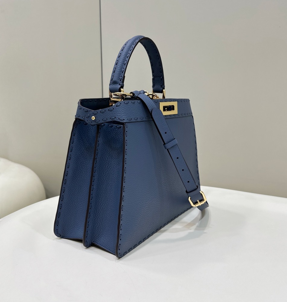 Fendi 𝐏𝐄𝐄𝐊𝐀𝐁𝐎𝐎  𝐈 𝐒𝐄𝐄 𝐔 External suture PM 27cm 80013B Mirror Boutique