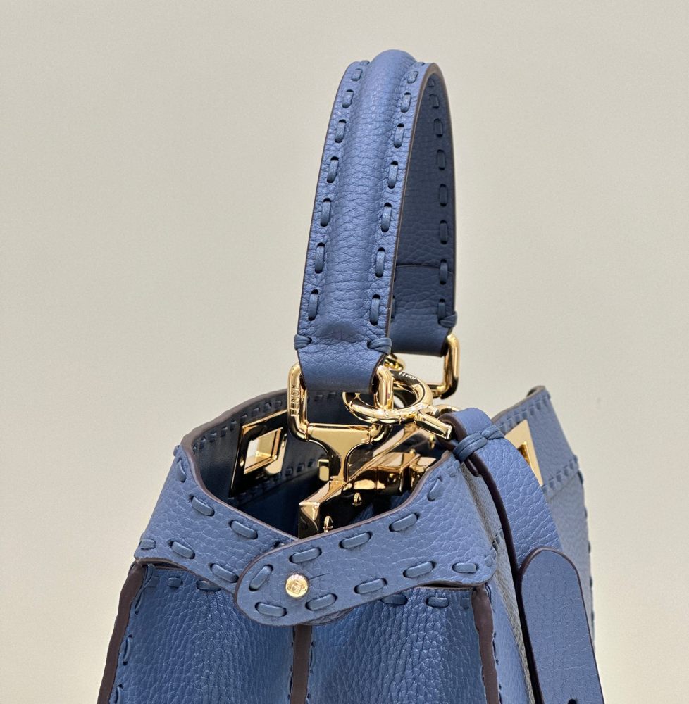 Fendi 𝐏𝐄𝐄𝐊𝐀𝐁𝐎𝐎  𝐈 𝐒𝐄𝐄 𝐔 External suture PM 27cm 80013B Mirror Boutique