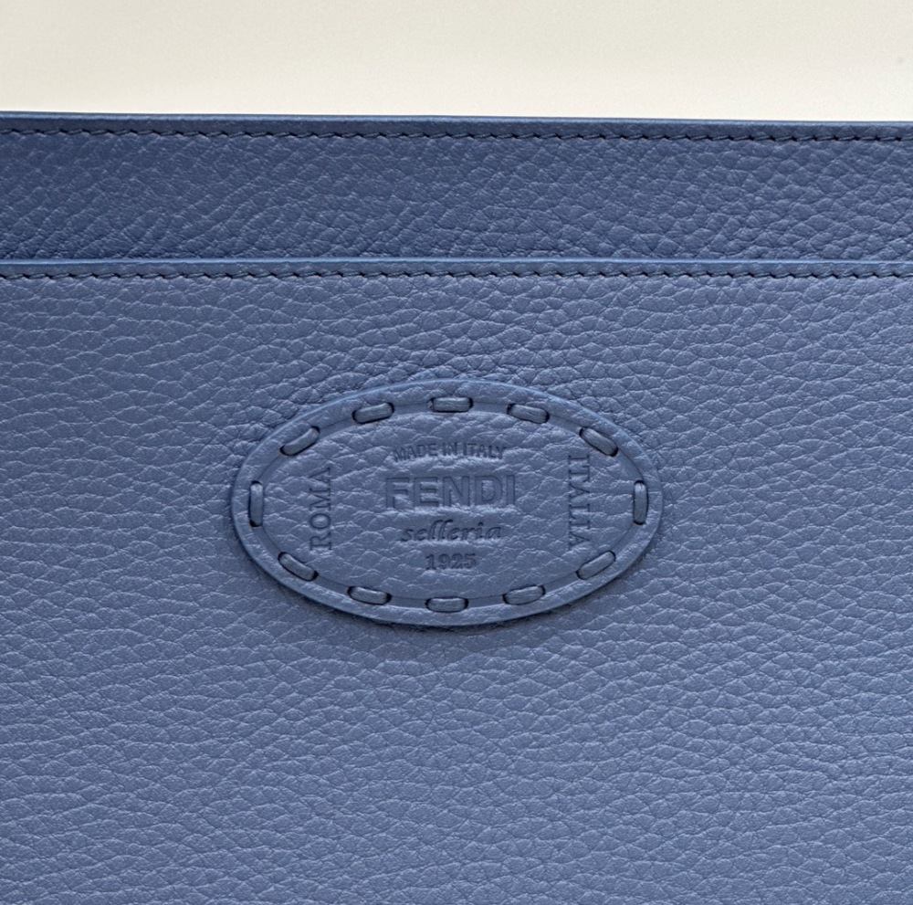 Fendi 𝐏𝐄𝐄𝐊𝐀𝐁𝐎𝐎  𝐈 𝐒𝐄𝐄 𝐔 External suture PM 27cm 80013B Mirror Boutique