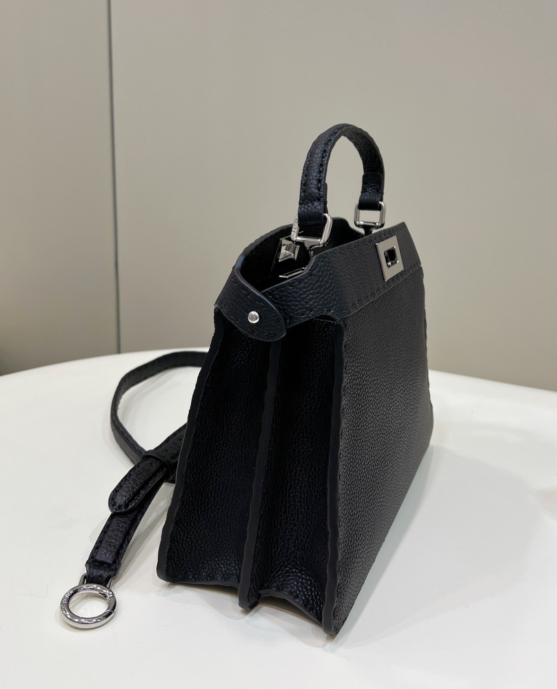 Fendi 𝐏𝐄𝐄𝐊𝐀𝐁𝐎𝐎  𝐈 𝐒𝐄𝐄 𝐔 External suture PM 27cm 80013B Mirror Boutique