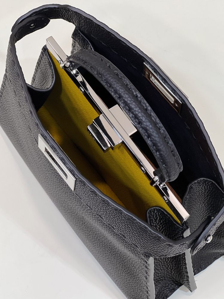 Fendi 𝐏𝐄𝐄𝐊𝐀𝐁𝐎𝐎  𝐈 𝐒𝐄𝐄 𝐔 External suture PM 27cm 80013B Mirror Boutique