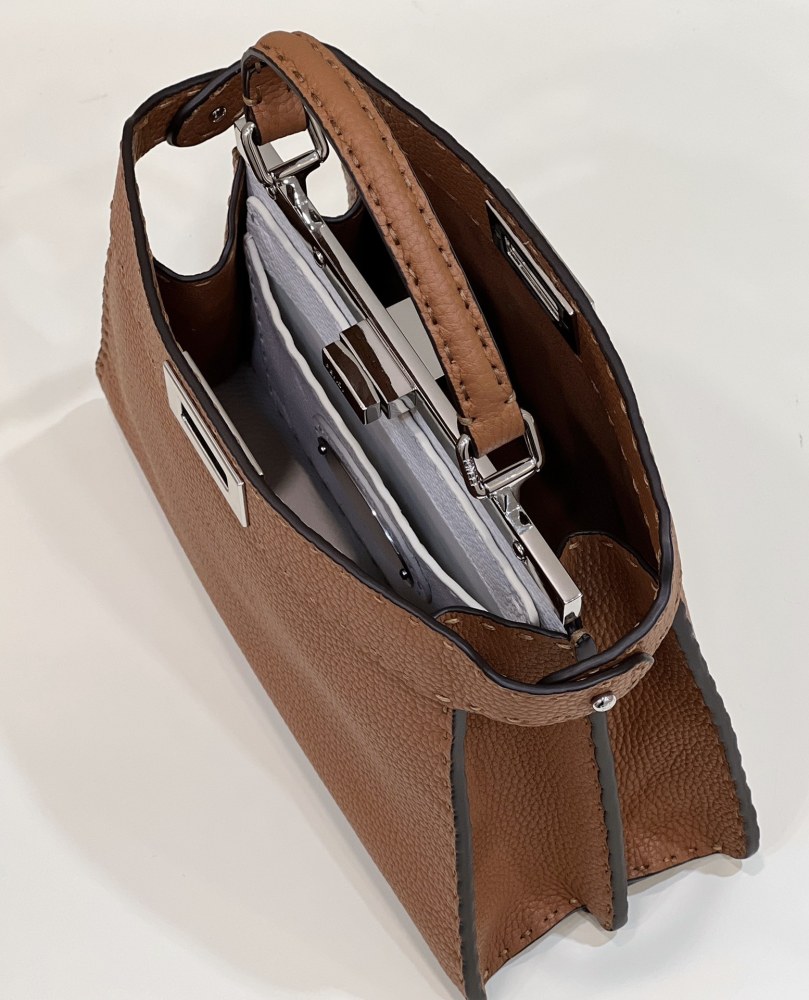 Fendi 𝐏𝐄𝐄𝐊𝐀𝐁𝐎𝐎  𝐈 𝐒𝐄𝐄 𝐔 External suture PM 27cm 80013B Mirror Boutique