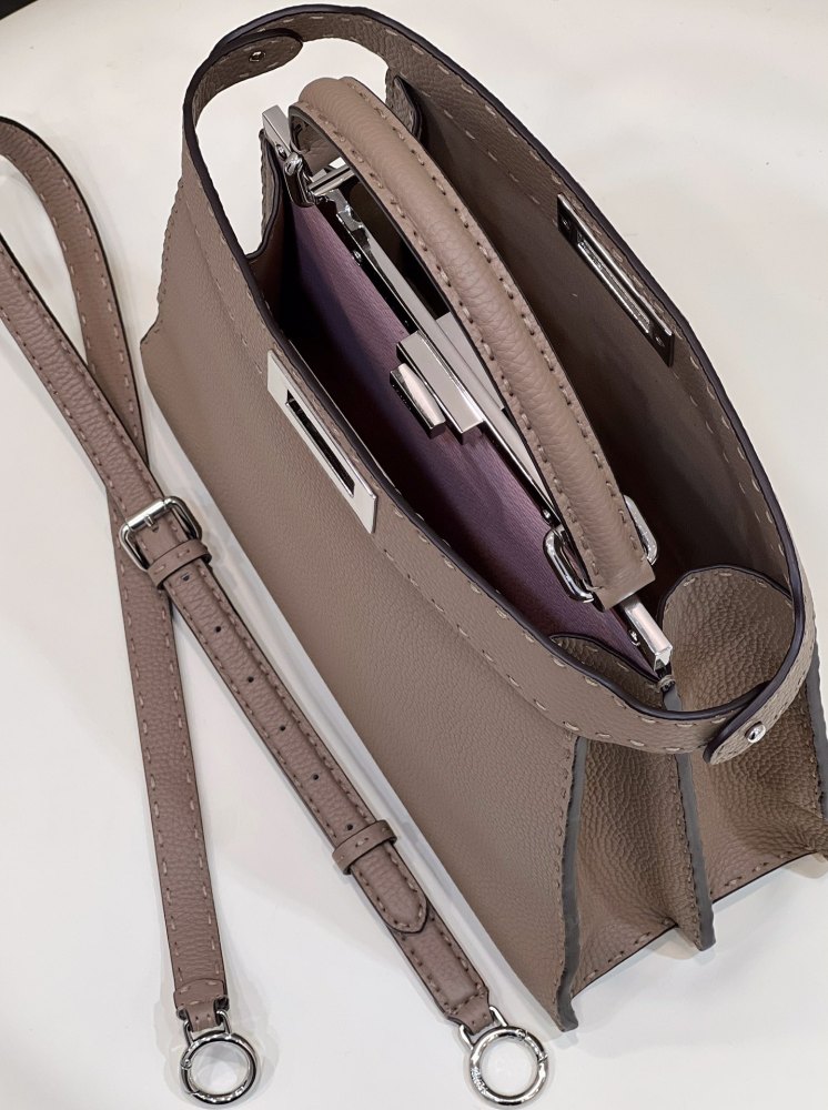 Fendi 𝐏𝐄𝐄𝐊𝐀𝐁𝐎𝐎  𝐈 𝐒𝐄𝐄 𝐔 External suture GM 33cm 80013 Mirror Boutique