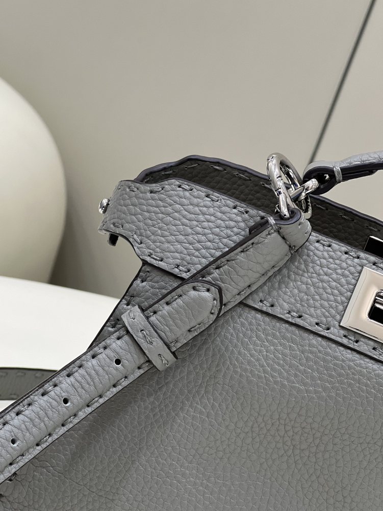 Fendi 𝐏𝐄𝐄𝐊𝐀𝐁𝐎𝐎  𝐈 𝐒𝐄𝐄 𝐔 External suture PM 27cm 80013B Mirror Boutique