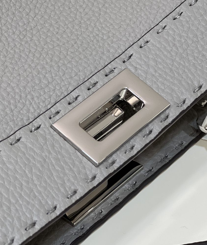 Fendi 𝐏𝐄𝐄𝐊𝐀𝐁𝐎𝐎  𝐈 𝐒𝐄𝐄 𝐔 External suture PM 27cm 80013B Mirror Boutique