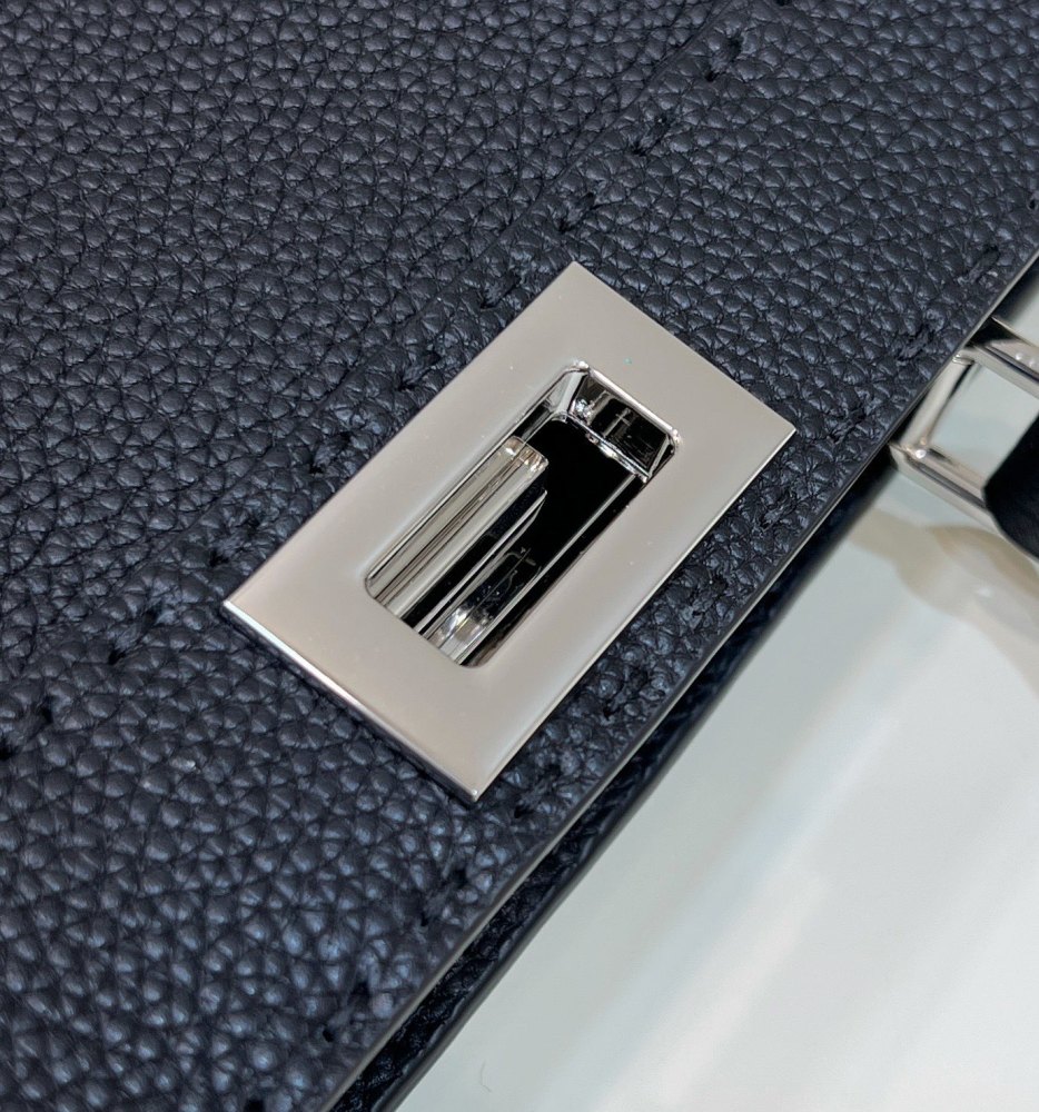 Fendi 𝐏𝐄𝐄𝐊𝐀𝐁𝐎𝐎  𝐈 𝐒𝐄𝐄 𝐔 External suture PM 27cm 80013B Mirror Boutique