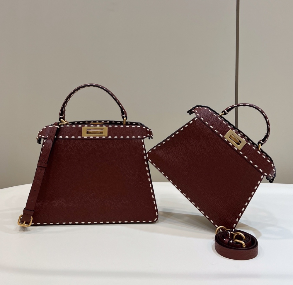 Fendi 𝐏𝐄𝐄𝐊𝐀𝐁𝐎𝐎  𝐈 𝐒𝐄𝐄 𝐔 External suture PM 27cm 80013B Mirror Boutique