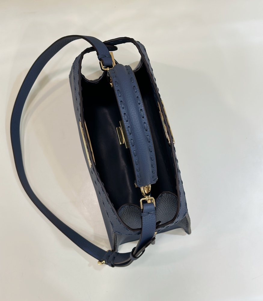 Fendi 𝐏𝐄𝐄𝐊𝐀𝐁𝐎𝐎  𝐈 𝐒𝐄𝐄 𝐔 External suture PM 27cm 80013B Mirror Boutique