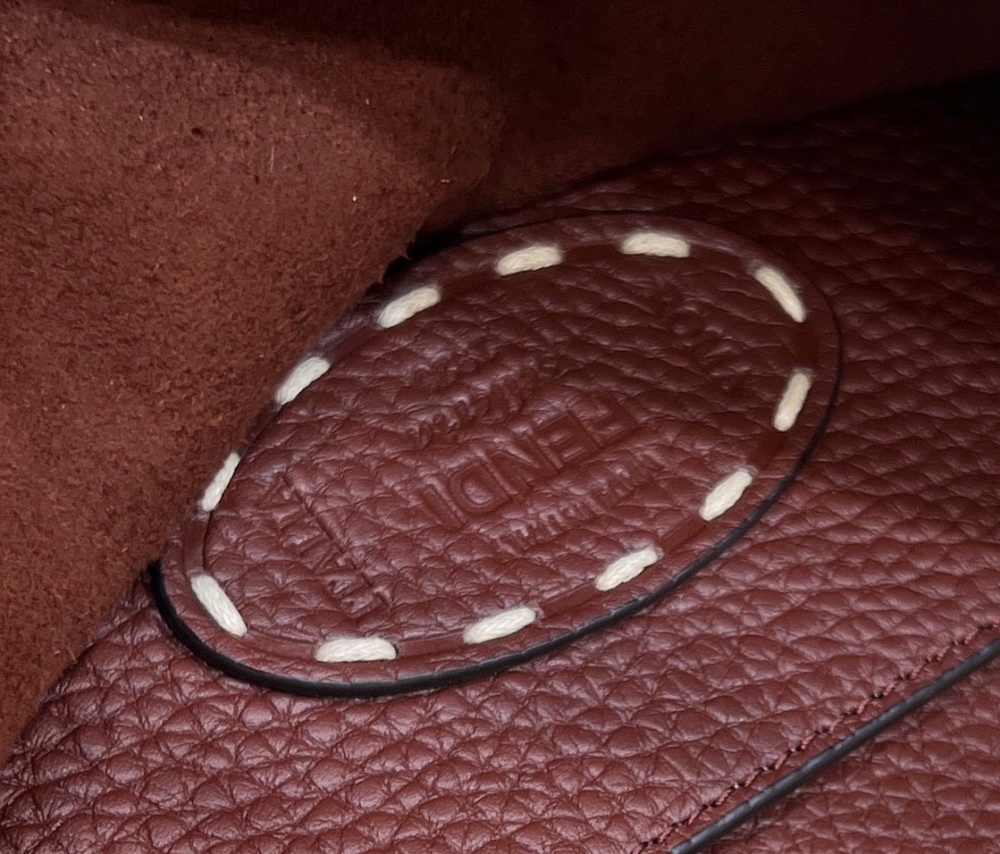 Fendi 𝐏𝐄𝐄𝐊𝐀𝐁𝐎𝐎  𝐈 𝐒𝐄𝐄 𝐔 External suture PM 27cm 80013B Mirror Boutique